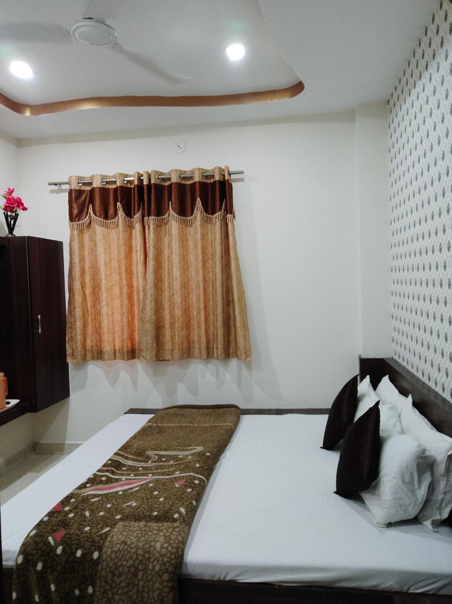Hotel Vrandavan Palace Near Mahakal Temple Ujjain Bagian luar foto