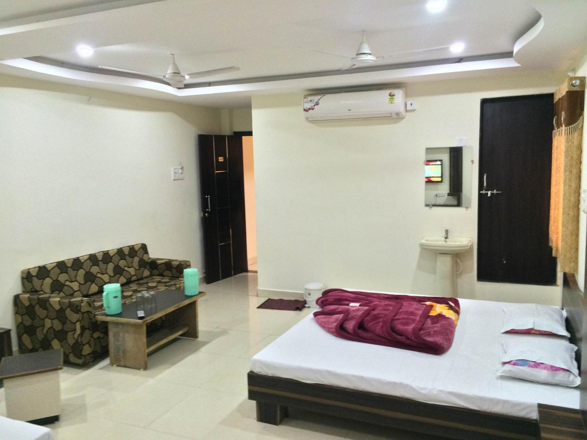 Hotel Vrandavan Palace Near Mahakal Temple Ujjain Bagian luar foto
