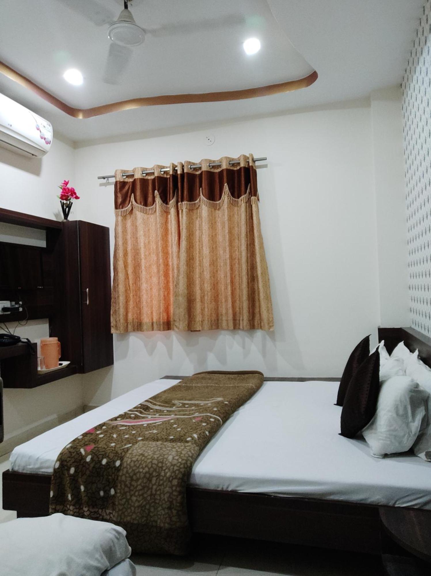 Hotel Vrandavan Palace Near Mahakal Temple Ujjain Bagian luar foto