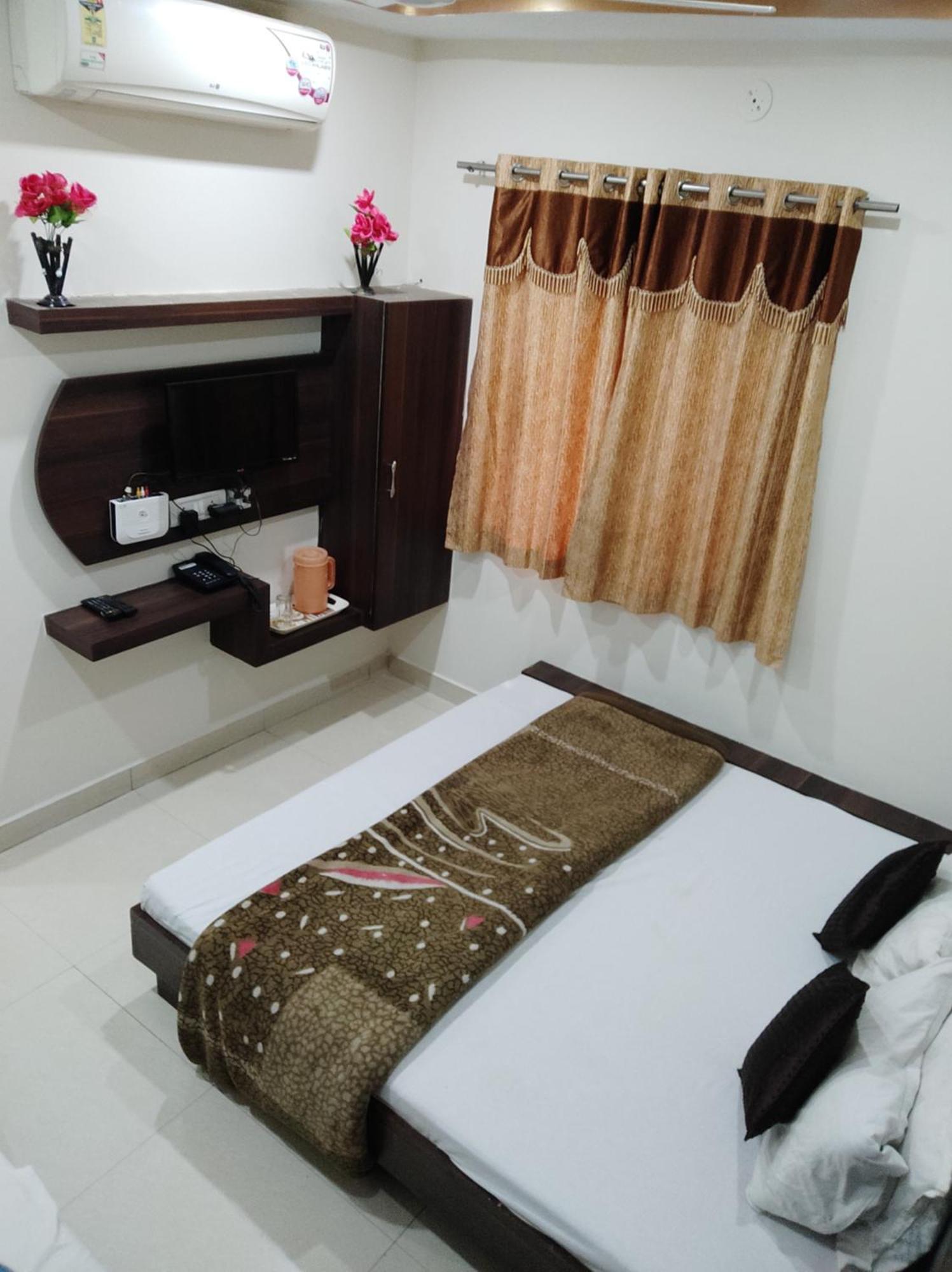 Hotel Vrandavan Palace Near Mahakal Temple Ujjain Bagian luar foto
